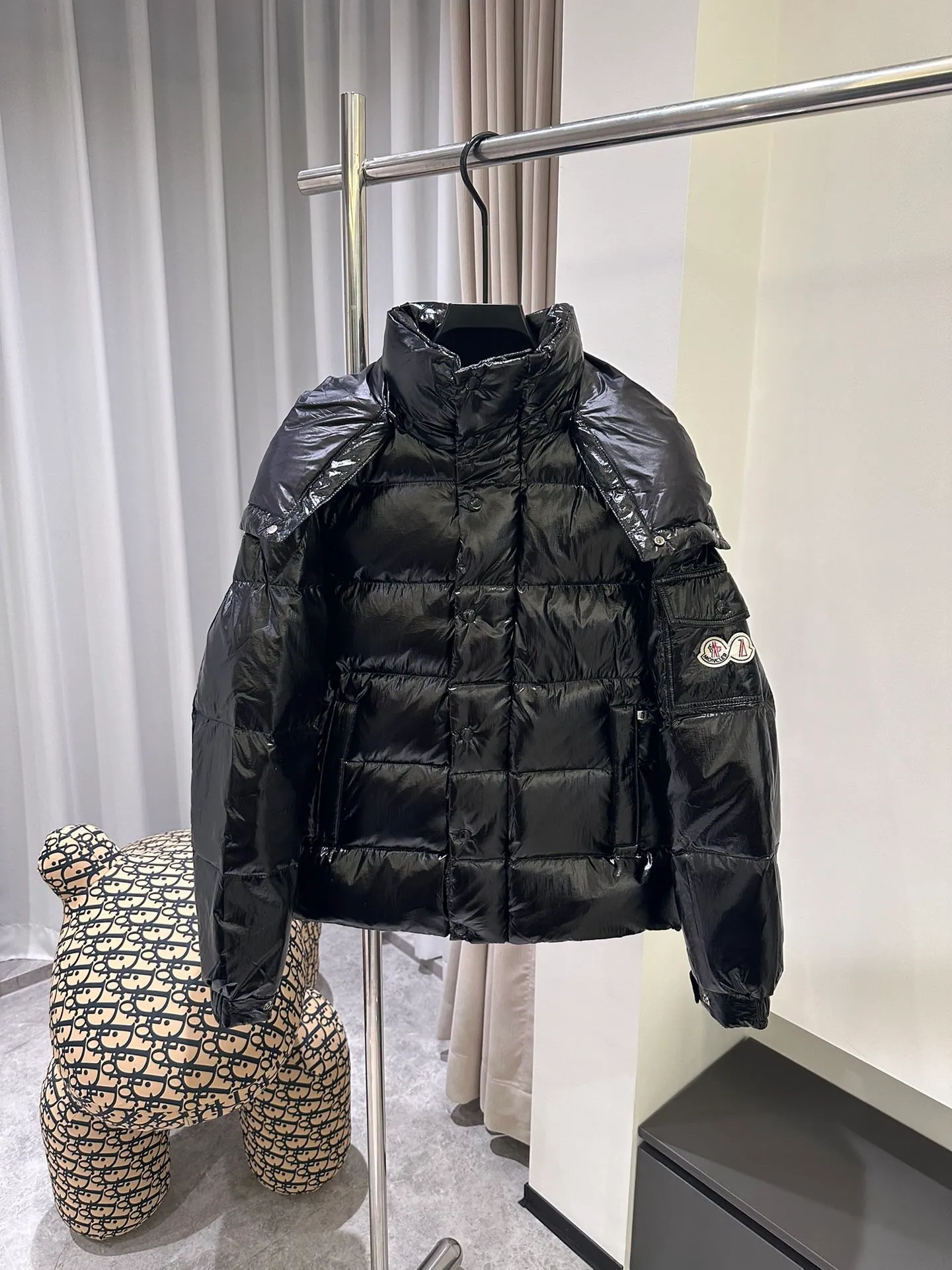 P390 Moncler/ 2026 70 、 。 DNA ， ， 。 Classic ， 、 。 Classic 70 。 Quality， 90 ，Premium Quality ， ，Black ！ Sizes M-3XL